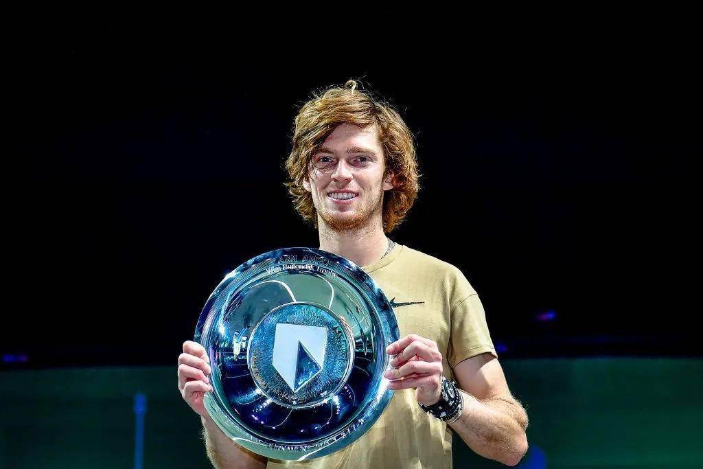 离谱！皇家社会调整名单广州队转会期内部沟通，费德勒连续二十场比赛得分超过高光表现的简单介绍